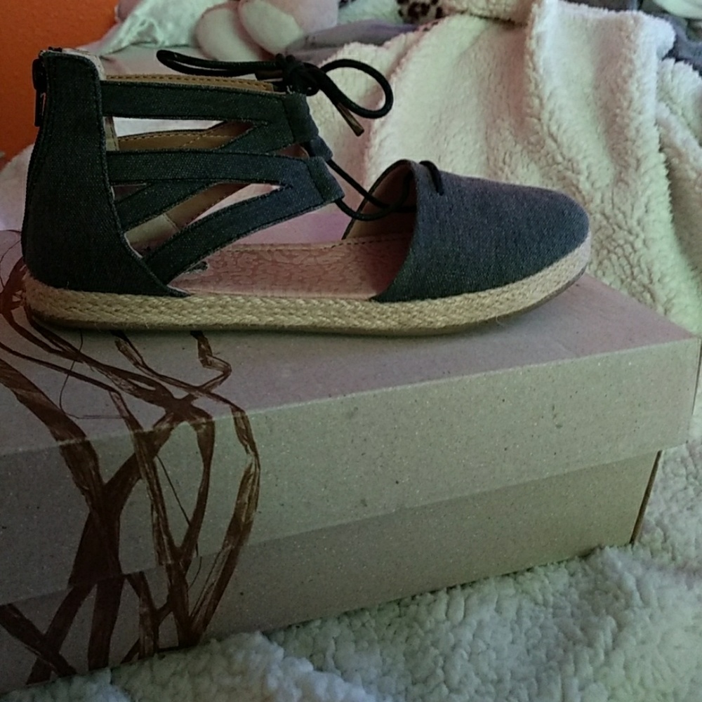 closed toe sandals/flats ? I